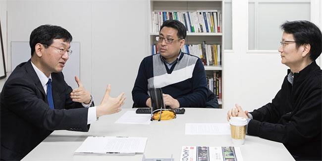 (왼쪽부터) 성태윤 연세대 경제학과 교수. 선정우 코믹팝 대표. 조성배 한국뇌공학회 부회장. / 사진 김흥구 객원기자