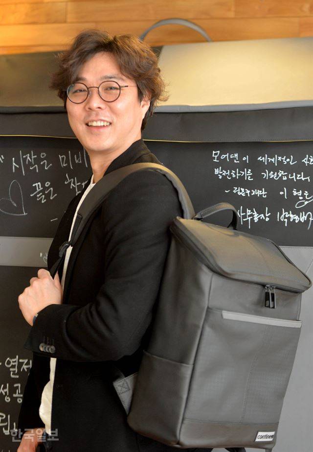 방탄소년단 RM이 착용해 화제가 된 가방을 메고 환하게 웃는 최 대표. 홍윤기 인턴기자