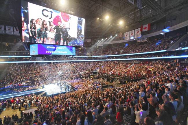 지난해 6월 미국 뉴욕 프루덴셜센터에서 열린 KCON 2018 콘서트에는 이틀동안 약 2만4000여명이 해외 한류팬들이 모여 축제를 즐겼다. CJ ENM 제공