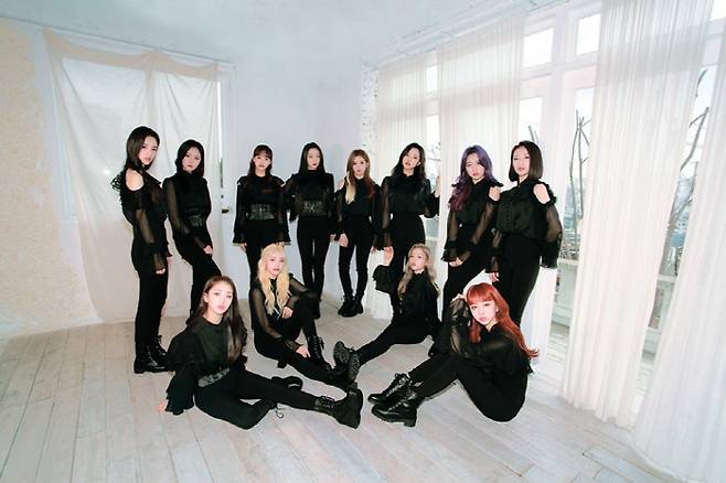 지난 19일 첫 번째 미니 앨범 리패키지 <[X X]>를 발매한 그룹 이달의 소녀. 멤버 비비는 중국인이다. 블록베리크리에이티브 제공.
