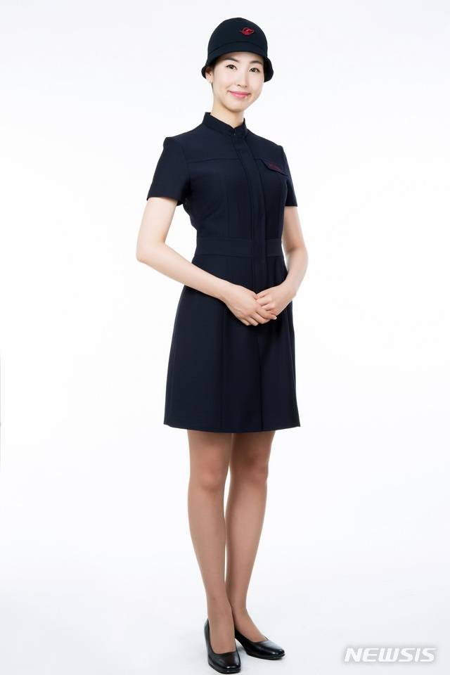 【서울=뉴시스】대한항공이 지난 1일부로 창립 50주년을 맞았다. 대한항공은 50년 역사를 기념하며 그동안 세월에 따라 변모한 유니폼의 모습을 함께 공개했다. 사진은 2기(1970년 3월~1971년 6월) 유니폼의 모습. 2019.03.04 (사진 = 대한항공 제공) photo@newsis.com