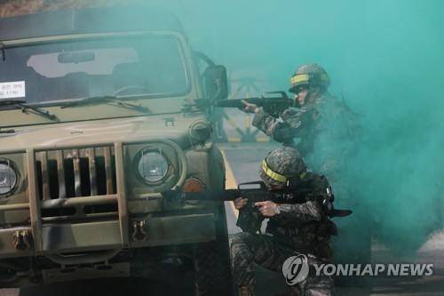 시가지 전투 훈련하는 예비군 (남양주=연합뉴스) 임병식 기자 = 2019년 예비군훈련이 시작된 4일 경기도 남양주시 육군 56사단 금곡 과학화예비군훈련장에서 예비군들이 시가지 전투 훈련을 하고 있다. 2019.3.4
