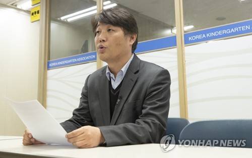한유총, 개학연기 무조건 철회 (서울=연합뉴스) 윤동진 기자 = 사립유치원단체 한국유치원총연합회(한유총)가 조건없이 '개학연기 투쟁'을 중단하기로 결정한 4일 오후 서울 용산구 한유총 사무실에서 김철 한유총 홍보국장이 철회문을 대독하고 있다. mon@yna.co.kr