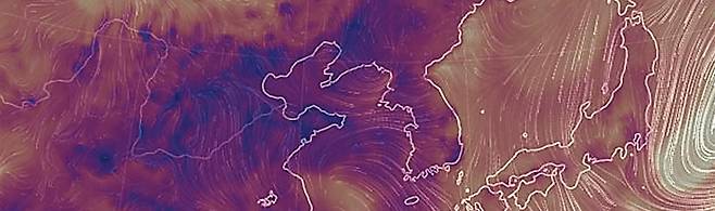 검붉게 덮쳐오는 '미세먼지 지옥' - 세계 기상 정보를 수집해 시각화한 비주얼 맵 '어스널스쿨'에서 확인한 4일 오후 9시 기준 한반도와 그 주변 초미세 먼지 상황. 중국과 우리나라 전체를 초미세 먼지(검붉은 색)가 뒤덮고 있다. 이날 서울의 초미세 먼지 농도가 최고 164㎍/㎥까지 치솟았고, 5일에도 초미세 먼지 농도가 높을 것으로 예보됐다. /어스널스쿨