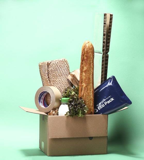 보랭 기능이 있는 종이 상자와 종이 테이프, 종이 완충재와 물로 만든 아이스 팩을 사용한 포장. 모두 재활용 가능한 소재로 만들어졌다. 임현동 기자