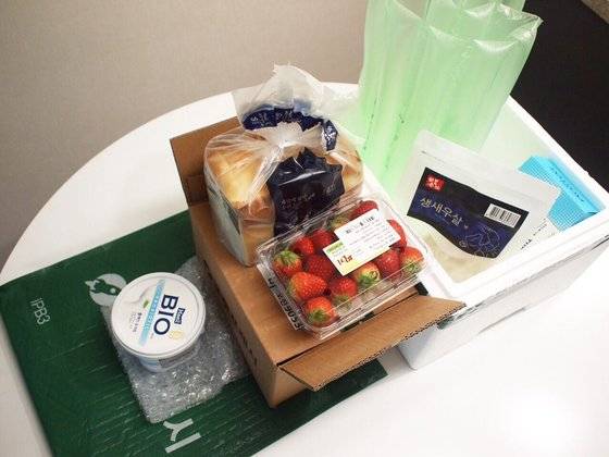 식품 4~5개 정도를 주문하는데 소비되는 배송 포장재. 냉동 제품은 스티로폼에, 일반 식품은 종이 상자에, 냉장 식품은 보랭백에 모두 따로 포장된다. 유지연 기자