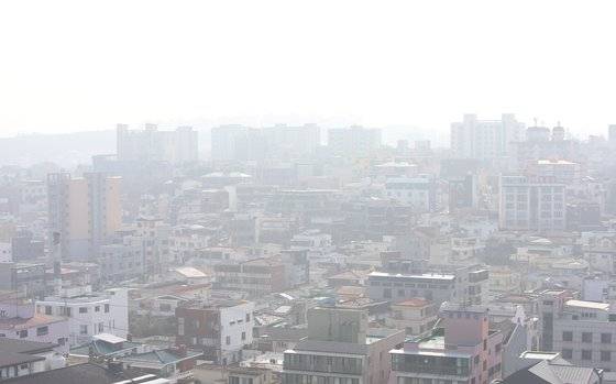제주에 사상 처음으로 미세먼지 비상저감조치가 내려진 5일 제주시 도심이 뿌옇게 보이고 있다. [연합뉴스]