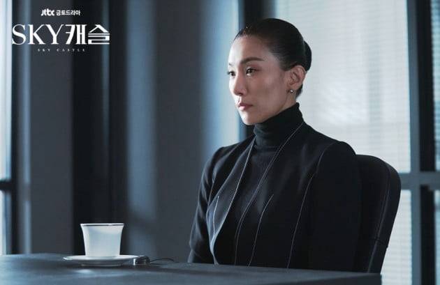 드라마 'SKY캐슬'에서 표독스런 입시코디네이터 역할로 화제를 모은 배우 김서형. 사진=JTBC