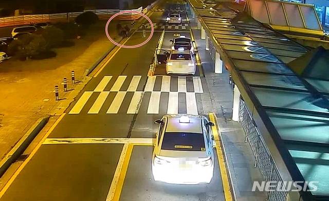 【청주=뉴시스】임장규 기자 = 청주국제공항 이용객을 독점하기 위해 사조직을 결성한 택시기사들이 조직에 가입하지 않은 다른 택시기사를 집단 폭행하고 있다. 2019.03.05. (사진=충북지방경찰청 제공) photo@newsis.com