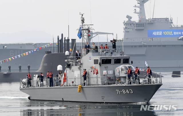 【창원=뉴시스】박진희 기자 = 문재인 대통령과 부인 김정숙 여사가 5일 경남 창원 진해구 해군사관학교에서 열린 '제73기 사관생도 졸업 및 임관식'에 좌승함에 승함해 입장하고 있다. 2019.03.05. pak7130@newsis.com