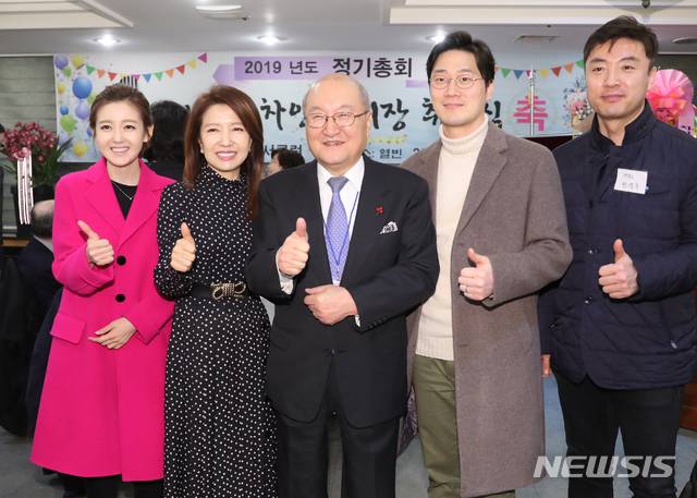 【서울=뉴시스】조수정 기자 = 한국아나운서클럽 2019년도 정기총회 및 제 9대 회장 취임식이 열린 5일 오후 서울 여의도동 한 중식당에서 차인태 신임 회장이 MBC 아나운서들의 축하를 받고 있다. MBC 구은영 아나운서, 황선숙 아나운서국장, 차인태 회장, 오승훈, 박경추 아나운서. 2019.03.05. chocrystal@newsis.com