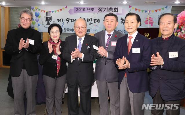 【서울=뉴시스】조수정 기자 = 한국아나운서클럽 2019년도 정기총회 및 제 9대 회장 취임식이 열린 5일 오후 서울 여의도동 한 중식당에서 차인태(왼쪽 다섯번째) 신임 회장이 아나운서들의 축하를 받고 있다. 왼쪽부터 KBS 원종배, MBC 김채영, 차인태 회장, 김규홍 부회장, KBS 김상준, KBS 박영웅. 2019.03.05. chocrystal@newsis.com