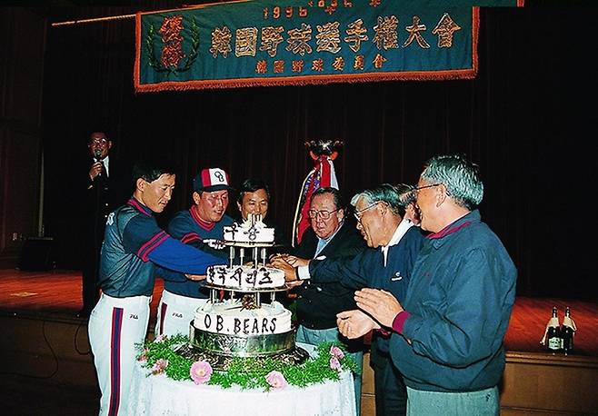 ▲ OB 베어스는 1995년 김인식 감독(왼쪽에서 2번째)의 지휘 아래 창단 2번째 우승을 차지했다. 박용곤 두산그룹 회장(왼쪽에서 4번째)이 우승 케이크를 자르고 있다. 김인식 감독은 두산 베어스로 구단명이 바뀐 뒤 2001년에도 우승을 이끌기도 했다. ⓒ두산 베어스