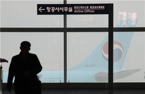 인천국제공항 출국장에서 바라본 계류장이 뿌옇습니다. / 안정원
