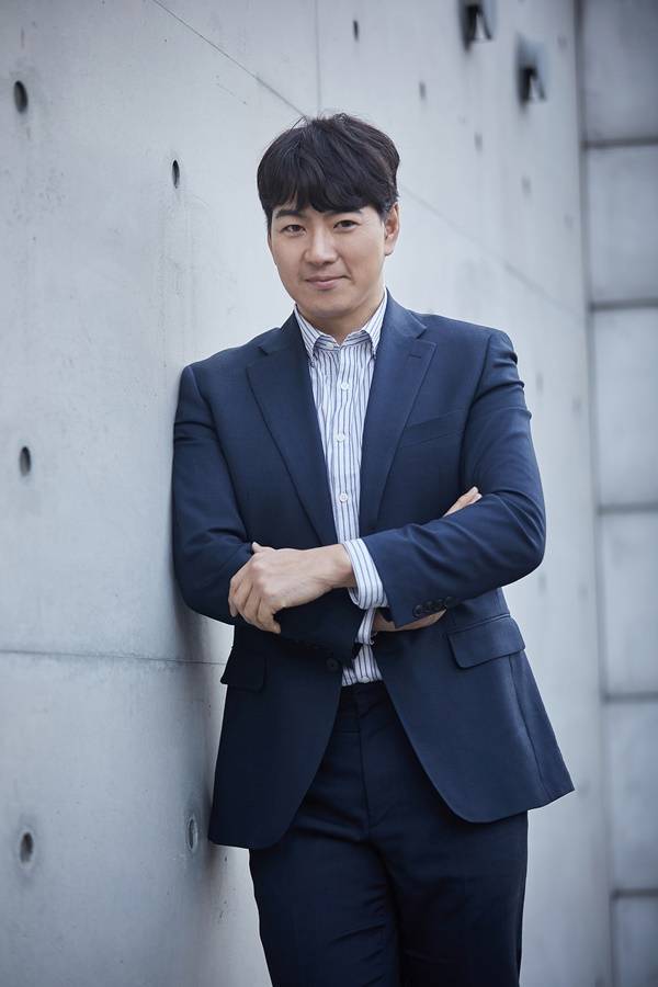 배우 송일국이 1년여 프랑스 생활을 마치고 연극 ‘대학살의 신’으로 관객들을 만나고 있다. 제공ㅣ씨제스엔터테인먼트