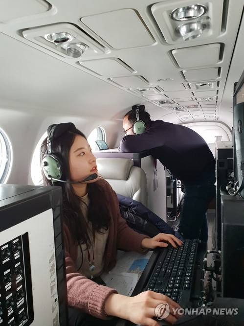 '인공강우 실험 중' (서울=연합뉴스) 미세먼지 저감 효과 분석을 위해 인공강우 실험이 열린 25일 기상항공기에 탑승한 연구원들이 모니터링하고 있다. 2019.1.25 [기상청 제공] photo@yna.co.kr