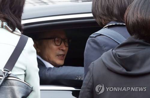 지지자들과 인사 나누는 이명박 (서울=연합뉴스) 박동주 기자 = 뇌물·횡령 등 혐의로 1심에서 징역 15년을 선고받은 이명박 전 대통령이 6일 항소심에서 보석(보증금 등 조건을 내건 석방)으로 풀려나 서울 동부구치소를 나서며 지지자들과 인사하고 있다. 2019.3.6 pdj6635@yna.co.kr