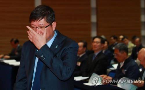 단상 향하는 김홍걸 민화협 대표 상임의장 (서울=연합뉴스) 홍해인 기자 = 6일 오후 서울 용산구 백범기념관에서 열린 민족화해협력범국민협의회(민화협) 제21차 정기대의원회에서 김홍걸 대표 상임의장이 개회사를 위해 단상으로 향하고 있다. 2019.3.6      hihong@yna.co.kr  (끝)