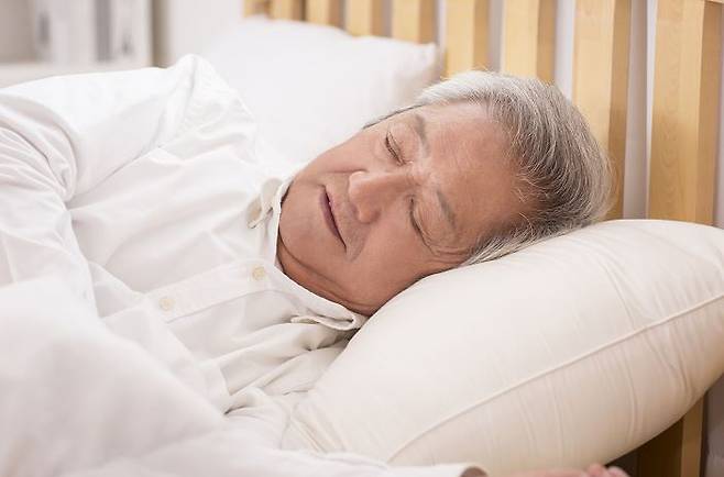 수면 중 격하게 움직이거나 잠꼬대를 하는 등 렘수면행동장애가 있는 사람은 파킨슨병 발병 위험이 높다는 연구 결과가 나왔다./사진=클립아트코리아