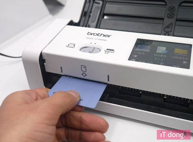 전면 슬롯을 통해 플라스틱 카드 스캔을 편하게 할 수 있다