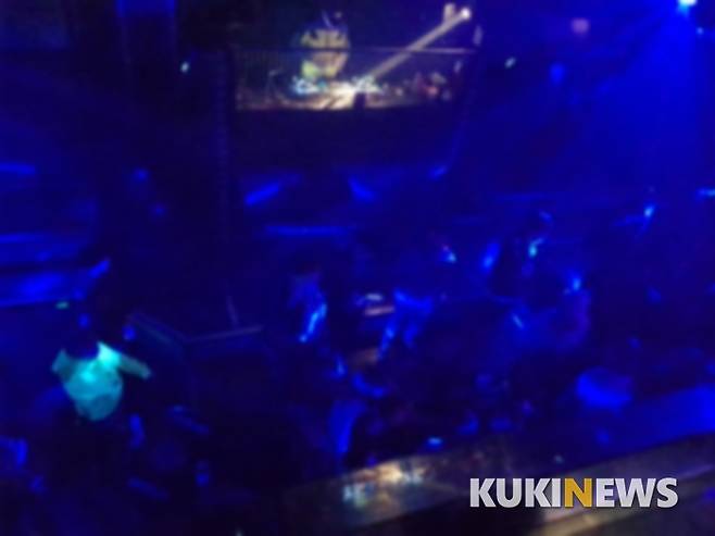 사진=NB2 무대 위에서 춤 추는 사람들