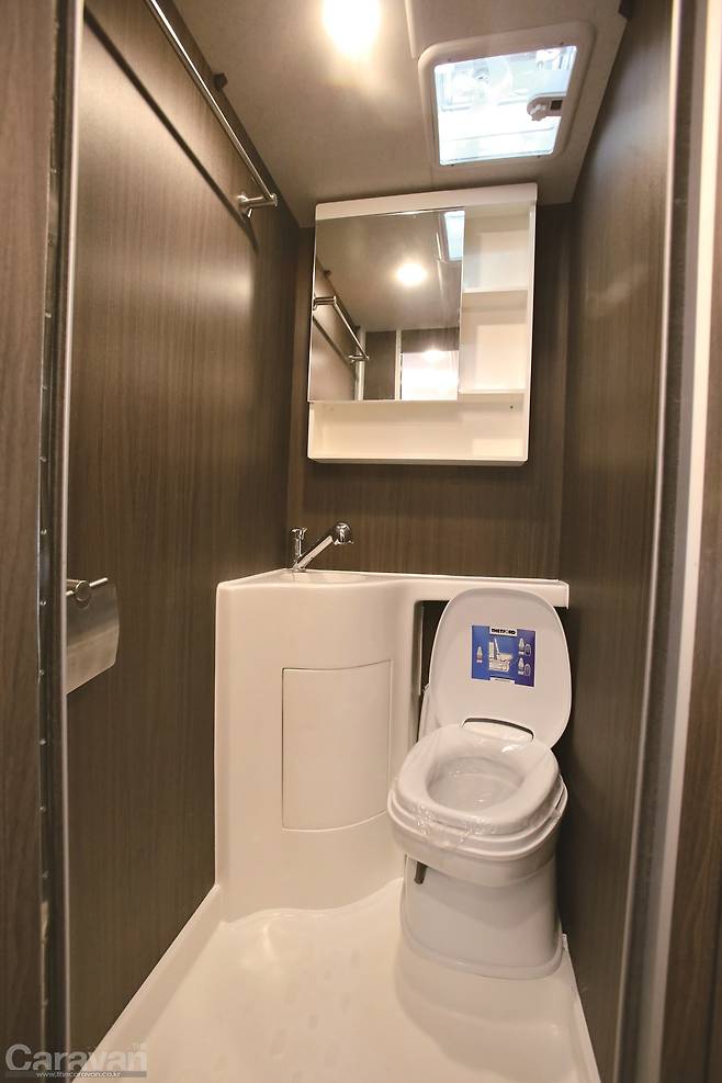 후면 침실옆 샤워실 겸 화장실