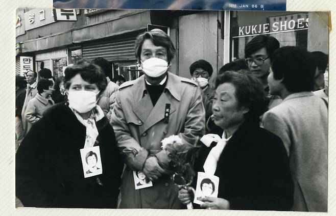 1987년 2월 전국적으로 벌어진, 군부 정권의 고문으로 숨진 서울대생 박종철군 추모와 규탄 시위에 참가한 문동환(가운데) 목사가 부인 문혜림(왼쪽), 형수인 문익환 목사 부인 박용길(오른쪽)씨와 함께 종로 거리에서 입마개를 쓴 채 최루가스를 견디고 있다. <한겨레> 자료사진
