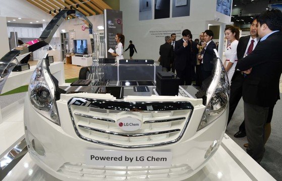 LG화학의 전기차용 배터리가 탑재된 자동차 모형. LG화학은 지난해 2차전지 분야에 약 8000억원 규모의 설비투자를 진행했다. [중앙포토]