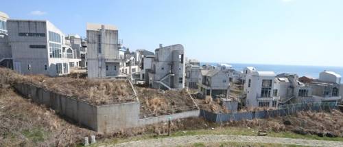 방치된 예래단지 공사장 시설물 (제주=연합뉴스) 고성식 기자 = 제주 서귀포시 예래동 해안 절경에 예래휴양형주거단지 시설물들이 2015년 공사가 중단된 이후 사실상 방치돼 폐허가 됐다. 지난 7일 촬영. 2019.3.10 koss@yna.co.kr