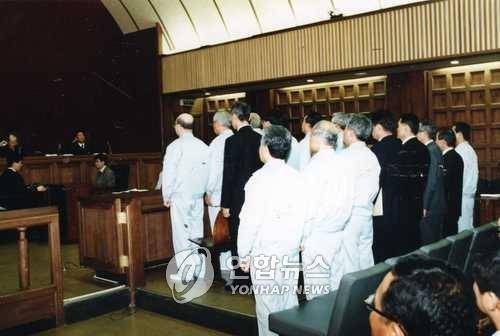 12.12 및 5.18사건 첫공판 사상 최초로 전두환, 노태우씨 등 두 전직 대통령이 피고인 신분으로 나란히 법정에 서는 12.12 및 5.18사건 첫공판이 전·노씨를 비롯 12.12 및 5.18 관련자 8명, 12.12 관련자 5명, 5.18관련자 3명 등 모두 16명의 피고인들이 출정한 가운데 11일 오전 서울지법 417호 대법정에서 열렸다. //(본사자료)1996.3.11(서울=연합뉴스)//