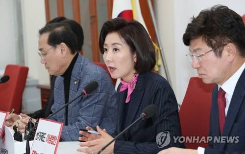 자유한국당 정치개혁특별위원회 회의 (서울=연합뉴스) 이진욱 기자 = 자유한국당 나경원 원내대표가 10일 국회에서 열린 정치개혁특별위원회 회의에서 발언하고 있다. 2019.3.10 cityboy@yna.co.kr