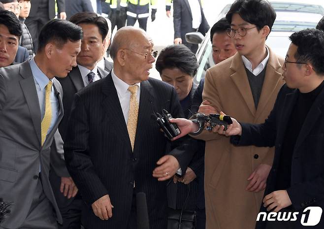 전두환 전 대통령이 5·18 민주화운동 관련 피고인으로 11일 광주지방법원에 들어서고 있다. 전씨는 2017년 4월 출간한 회고록에서 5·18 당시 헬기사격을 목격했다고 증언한 고(故) 조비오 신부를 '성직자라는 말이 무색한 파렴치한 거짓말쟁이'라고 비난하고 명예를 훼손한 혐의로 기소됐다. 2019.3.11/뉴스1 © News1 황희규 기자