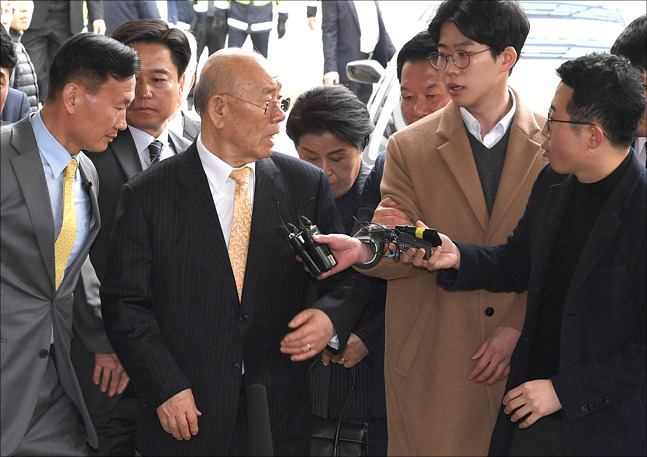 5.18 광주민주화운동과 관련해 사자명예훼손 혐의로 기소된 전두환 전 대통령이 11일 광주광역시 동구 광주지방법원에서 재판에 출석하고 있다. ⓒ데일리안