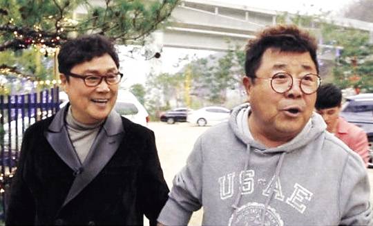 남진 장로(왼쪽)와 배우 백일섭이 2017년 서울 근교에서 함께 방송을 촬영하고 있다.