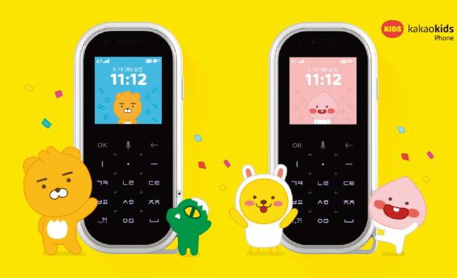 알뜰폰 사업자 가운데 카카오의 자회사 핀플레이에서 출시한 ‘카카오키즈폰’은 전면부 절반이 숫자 버튼으로 채워진 2G폰 형태다. [핀플레이 홈페이지 캡처]