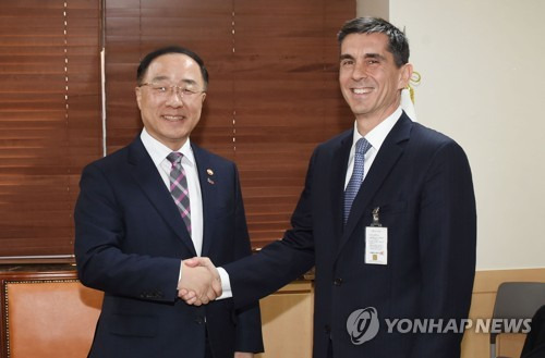 IMF 한국미션단장과 악수하는 홍남기 부총리 (서울=연합뉴스) 홍남기 부총리 겸 기획재정부 장관이 11일 정부서울청사에서 IMF 연례협의 미션단과의 면담에 앞서 페이지오글루 IMF 한국미션단장과 악수하고 있다. 2019.3.11 [기획재정부 제공] photo@yna.co.kr