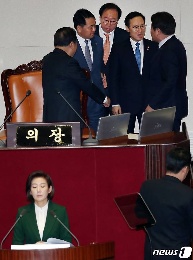 홍영표 더불어민주당 원내대표가 12일 서울 여의도 국회 본회의장에서 열린 제367회 임시회 본회의 나경원 자유한국당 교섭단체 대표연설 발언에 항의를 하고 있다. 2019.3.12/뉴스1 © News1 김명섭 기자