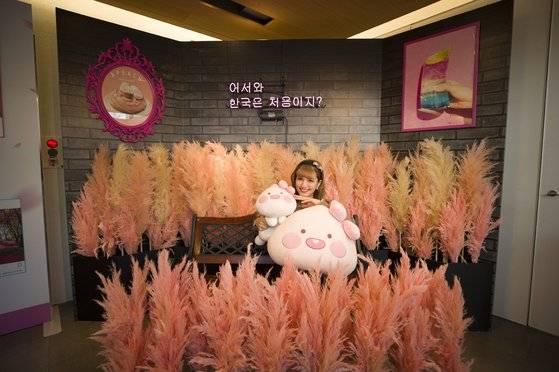 츠타야 서점에 마련된 포토부스에서 일본 모델이자 SNS 스타인 사라가 어피치와 기념사진을 찍은 모습. [사진 한국관광공사]