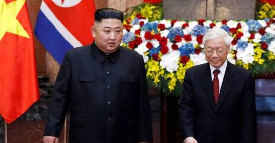 김정은 북한 국무위원장과 응우옌 푸 쫑 베트남 국가주석이 지난 1일(현지시간) 베트남 하노이 주석궁에서 정상회담장에 들어서고 있다. [연합뉴스]
