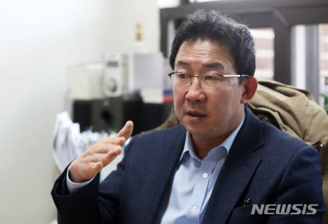 【서울=뉴시스】홍효식 기자 = 안동현 서울대 경제학부 교수가 서울 관악구 서울대학교 연구실에서 뉴시스와 인터뷰를 하고 있다. 2019.03.07 yesphoto@newsis.com