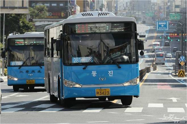 제주 버스 노조가 13일부터 총파업에 돌입하기로 했다.