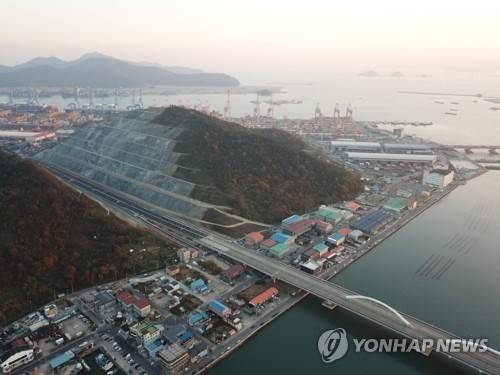 부산 신항 주간선도로 [촬영 조정호]