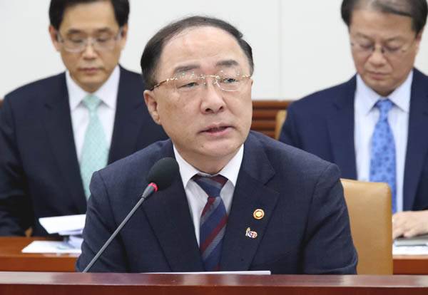 홍남기 부총리 겸 기획재정부 장관이 2월 13일 정부서울청사에서 열린 제8차 경제활력대책회의에서 발언하고 있다. / 연합뉴스