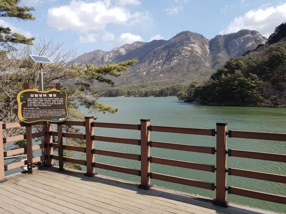 포천시가 지난해 말 복원 계획을 검토한 뒤 중단한 산정호수 ‘김일성 별장터’. 전익진 기자