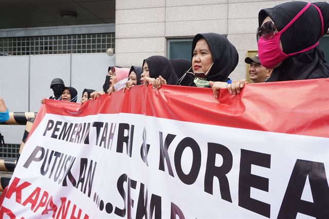 14일 인도네시아 주재 한국대사관 앞에서 ㈜에스카베(SKB) 노동자들이 ‘인도네시아와 한국 정부는 언제 내 월급을 돌려줄 것인가’라는 문구를 들고 미지급 임금 해결을 촉구하는 집회를 열고 있다. 자카르타=고찬유 특파원