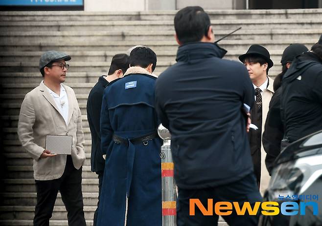 카메라 밖에서는 무거운 마음