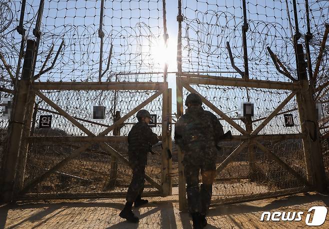 13일 경기도 연천군 25사단에서 장병들이 DMZ 통문을 열고 있다. 2019.3.13/뉴스1 © News1 허경 기자