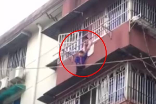 ‘내 손 꽉 잡아’  - CGTN/유튜브 캡처