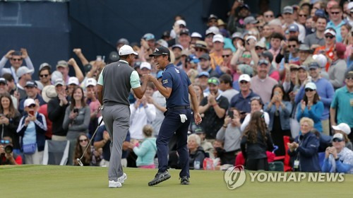 장난치고 좋아하는 타이거 우즈와 케빈 나 [AP=연합뉴스]