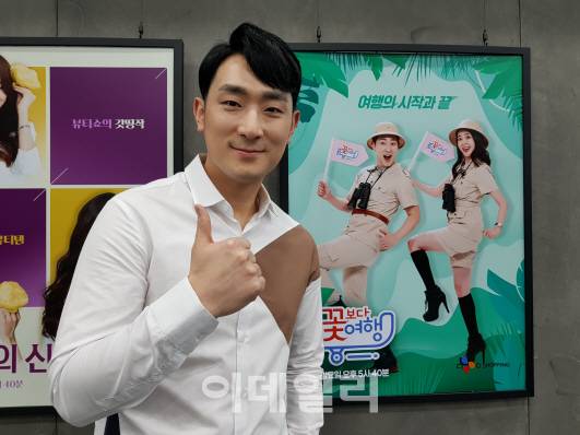 김경진 CJ오쇼핑 쇼호스트가 지난 14일 서울 방배동 CJ ENM 사옥에서 이데일리와 인터뷰를 마친 뒤기념촬영을 하고 있다.(사진=강신우 기자)